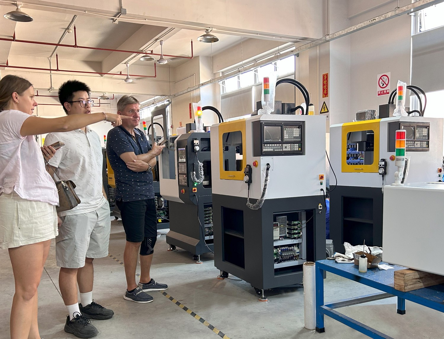 捷克客戶蒞臨育菁裝備考察桌面級加工中心，深化技術(shù)交流合作